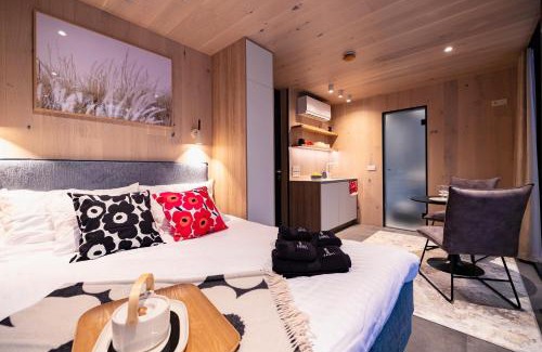 Pyhtaa Apartment | Unique ÖÖD Mirror Houses with Oceanfront Views