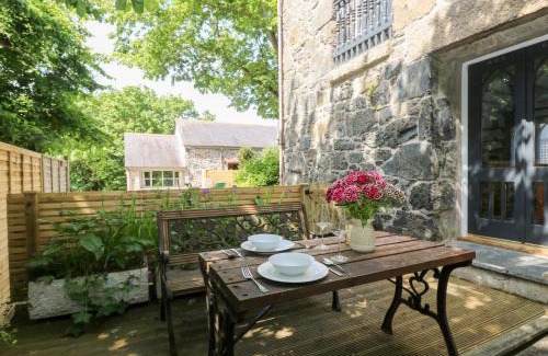 Mullion House | Discover Oofoos Barn: Family-Friendly Retreat with Pool