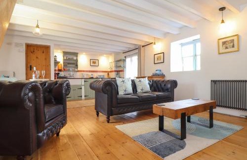 Mullion House | Discover Oofoos Barn: Family-Friendly Retreat with Pool