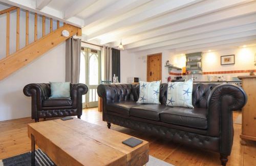 Mullion House | Discover Oofoos Barn: Family-Friendly Retreat with Pool