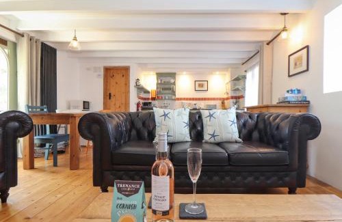 Mullion House | Discover Oofoos Barn: Family-Friendly Retreat with Pool