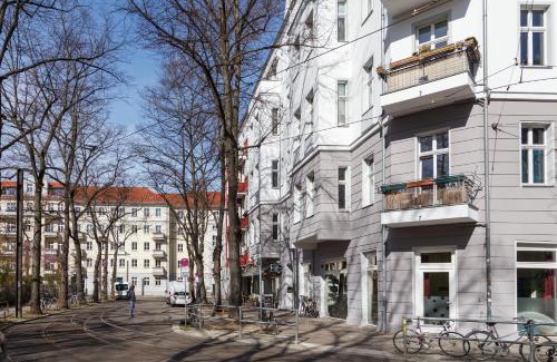Friedrichshain Apartment | oompH Berlin 3BR Apt with Light Tones and Artwork