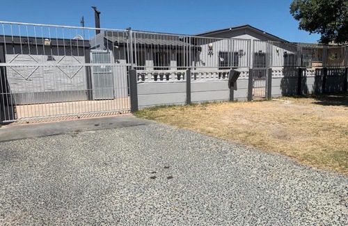Cape Town House | Oceanfront Oostenberg VIP Guest House with Pool & Pet-Friendly