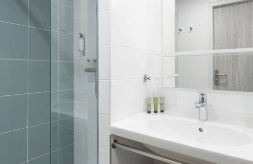 Balaruc-les-Bains Hotel | Discover Opéralia Hôtel Les Pins: Eco-Friendly Retreat