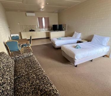 Coober Pedy Hotel | Discover Opal Inn Hotel: Pool, Restaurant & Family Fun
