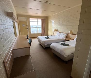 Coober Pedy Hotel | Discover Opal Inn Hotel: Pool, Restaurant & Family Fun