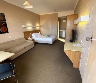 Coober Pedy Hotel | Discover Opal Inn Hotel: Pool, Restaurant & Family Fun