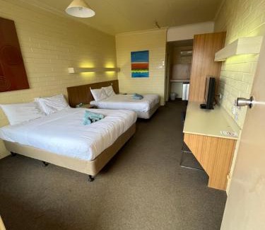 Coober Pedy Hotel | Discover Opal Inn Hotel: Pool, Restaurant & Family Fun