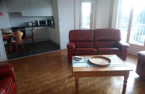 Malo-les-Bains Apartment | Bright OPALINE T3 with Patio & Ocean View, Rated 8.9/10