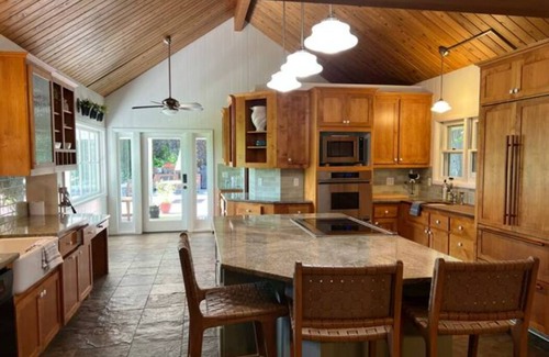 Newberg House | Relaxing Open Air Retreat in Wine Country – 10/10 Rated
