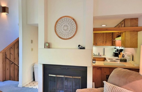 Lincoln House | Pet-Friendly Retreat with Pool & Breakfast - C6301