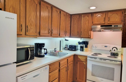 Lincoln House | Pet-Friendly Retreat with Pool & Breakfast - C6301