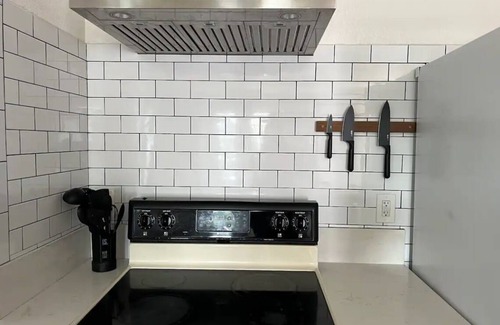 Santa Ana House | Modern Home Close to Disney with Spa & Family Amenities