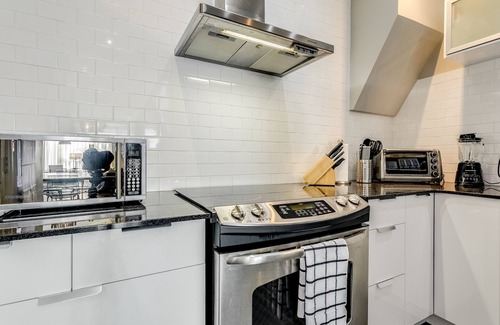 Palmerston Apartment | Modern Open Concept Home in Little Italy - Family & Pet Friendly