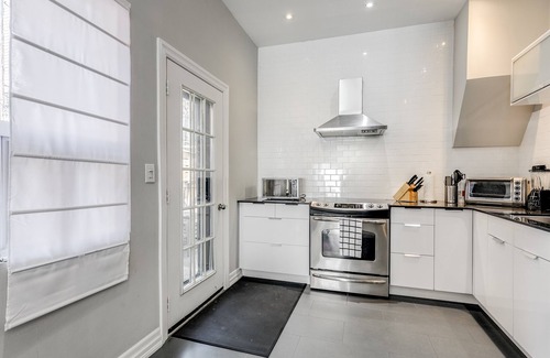 Palmerston Apartment | Modern Open Concept Home in Little Italy - Family & Pet Friendly