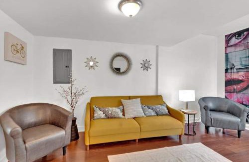 Norris Square Apartment | Welcoming Open Flat Near Park & Metro, Pet Friendly Stay