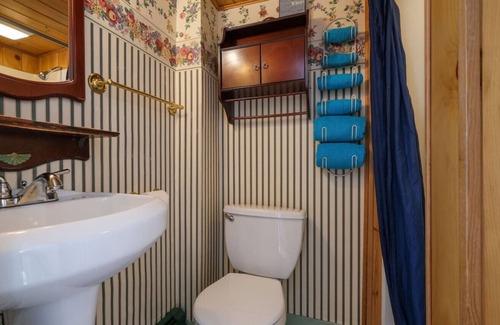 Trenton Hotel | Pet-Friendly Suite at Open Hearth Inn, Close to Bar Harbor