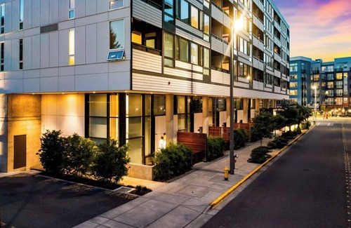 Downtown Apartment | Stylish Open Loft in Redmond Core - Walkscore 92 & Pet Friendly