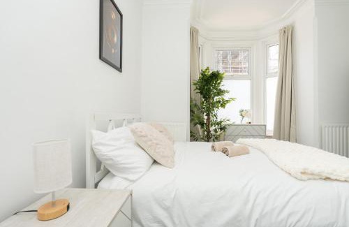 Southsea Apartment | Open Mind Property - 16 Guests & Free Parking