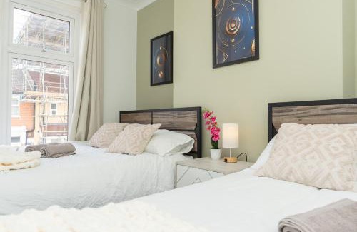 Southsea Apartment | Open Mind Property - 16 Guests & Free Parking