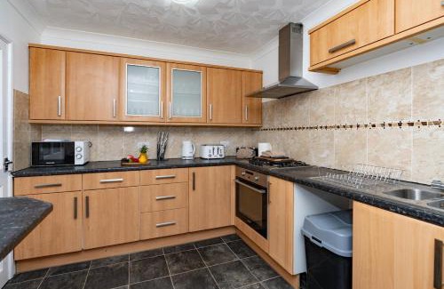 Waterlooville Apartment | Open Mind Property - Hottub, Sleeps10 & Parking