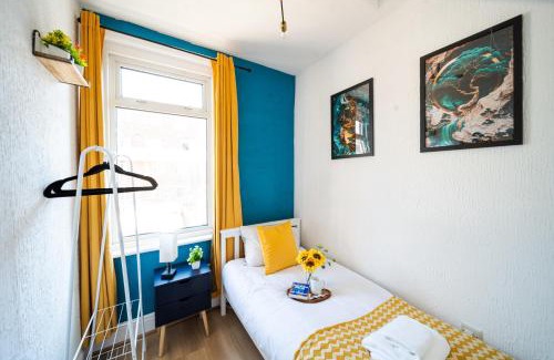 Portsmouth House | Open Mind Property - HotTub, 7 Guests & Parking