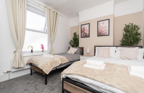 Portsmouth Apartment | Open Mind Property - Hot Tub, 7 Beds & Free Parking