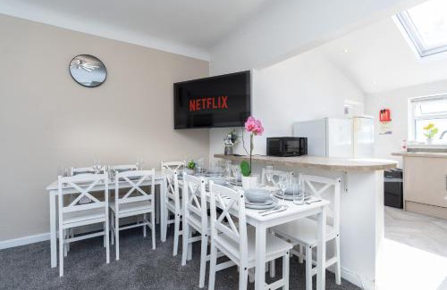 Portsmouth Apartment | Open Mind Property - Hot Tub, 7 Beds & Free Parking