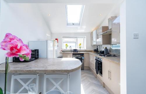 Portsmouth Apartment | Open Mind Property - Hot Tub, 7 Beds & Free Parking