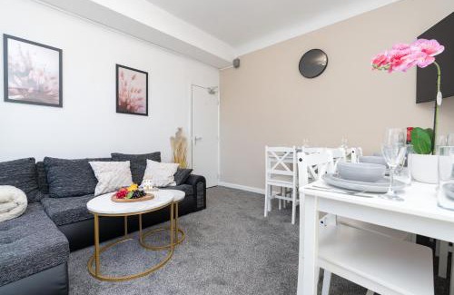 Portsmouth Apartment | Open Mind Property - Hot Tub, 7 Beds & Free Parking