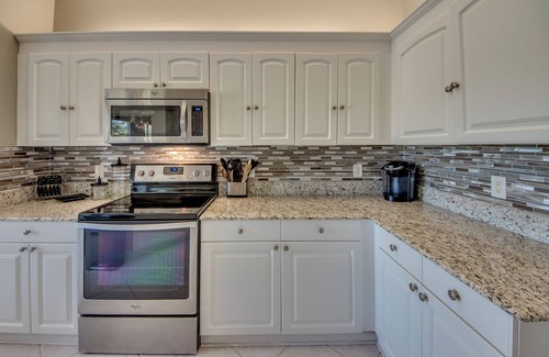 Cypress Lake Condo | Bright Waterfront 2Bed Condo at Crystal Cove in Fort Myers