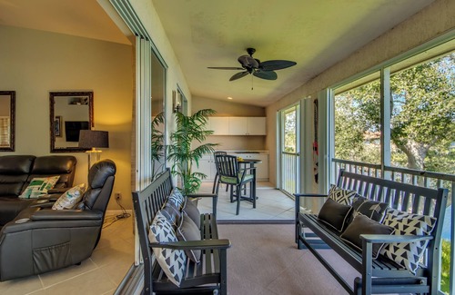Cypress Lake Condo | Bright Waterfront 2Bed Condo at Crystal Cove in Fort Myers