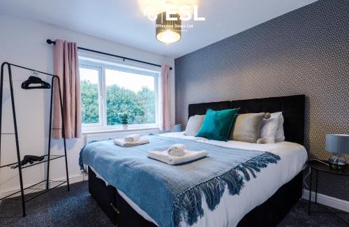Blacon House | Family-Friendly 3 Bedroom House with Garden Near City Centre