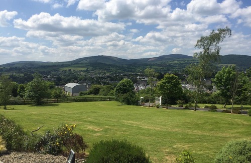 Ballina Villa | Stunning Open Plan Villa with Lake & Mountain Views
