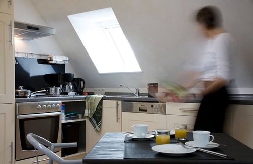 Heide Apartment | Stylish Gallery Apartment with Kitchen, Rated 10/10!
