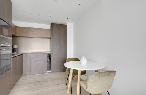 Vauxhall Apartment | Modern 1BR Vauxhall Retreat with Pool & Family Amenities