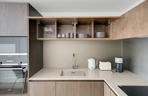 Vauxhall Apartment | Modern 1BR Vauxhall Retreat with Pool & Family Amenities