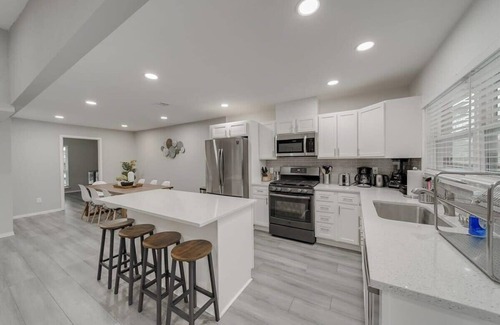 Garland House | Spacious Family Retreat with Private Pool & Pet-Friendly Amenities