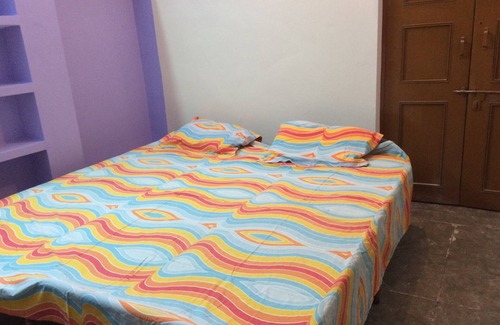 Aliganj House | Cozy Double Bedroom with Open Terrace Retreat