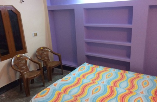 Aliganj House | Cozy Double Bedroom with Open Terrace Retreat