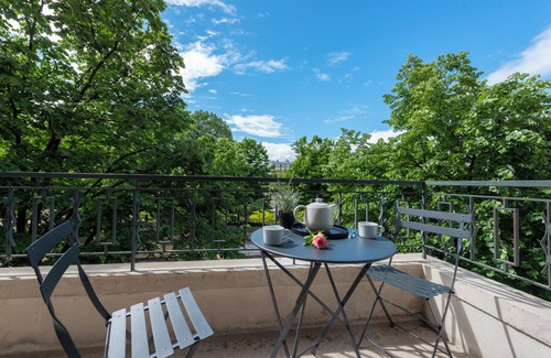 Bercy Apartment | Inviting Opera Retreat: 9.8 Rated, Spa & Family Friendly