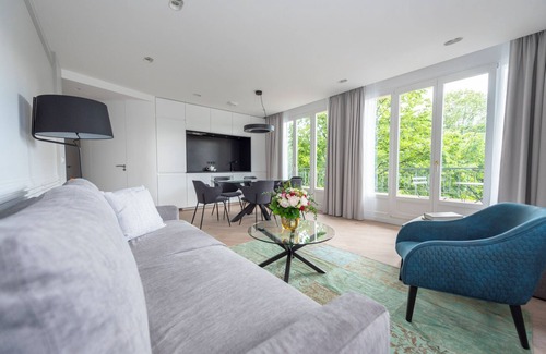 Bercy Apartment | Inviting Opera Retreat: 9.8 Rated, Spa & Family Friendly
