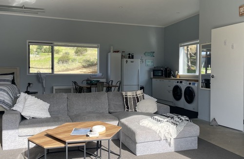 Opito Bay Apartment | Pet-Friendly Opito Bay Studio with Oceanfront Views