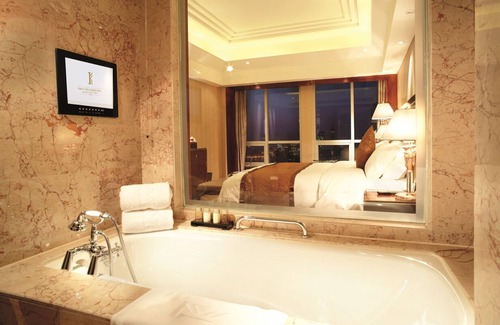 Hongshan Hotel | Elegant Stay at Optics Valley Kingdom Plaza - Rated 9.4/10