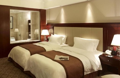 Hongshan Hotel | Elegant Stay at Optics Valley Kingdom Plaza - Rated 9.4/10