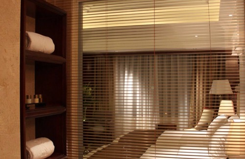 Hongshan Hotel | Elegant Stay at Optics Valley Kingdom Plaza - Rated 9.4/10