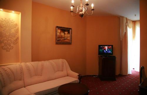 Kosuv Stary Hotel | Pet-Friendly Park Hotel Ivano-Frankivsk with Breakfast