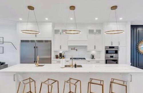 Killarney House | Luxury Awaits at "Opulence" in YYC with Kitchen Amenities