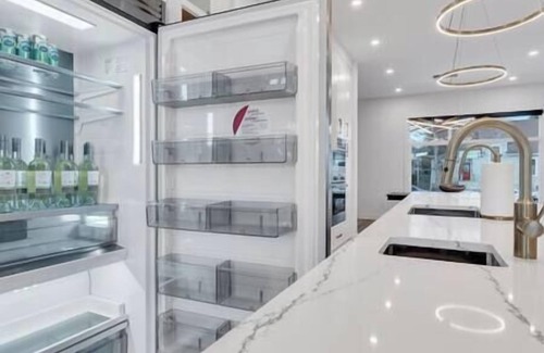 Killarney House | Luxury Awaits at "Opulence" in YYC with Kitchen Amenities