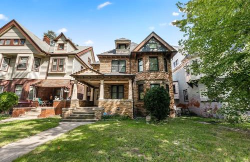 Detroit Apartment | Stylish 2 Bedroom Retreat with Breakfast & Family Amenities